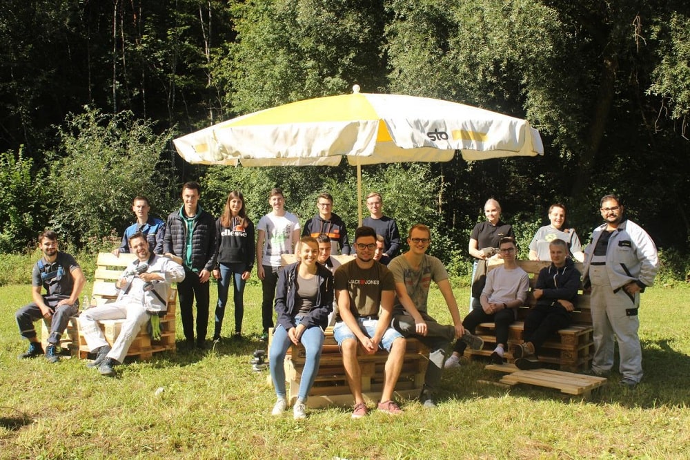 Team 1 ging am ersten Tag den Paletten an den Kragen. Es wurde gebohrt, geschliffen, lasiert.
